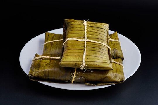 Comida t&iacute;pica mexicana, Tamales veracruzanos o jarochos, preparados con hojas de pl&aacute;tano, harina de ma&iacute;z y adobo rojo. Alimento prehisp&aacute;nico. 