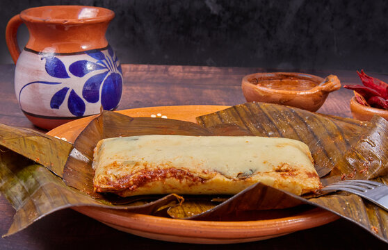 Comida t&iacute;pica mexicana, Tamales veracruzanos o jarochos, preparados con hojas de pl&aacute;tano, harina de ma&iacute;z y adobo rojo. Alimento prehisp&aacute;nico. 