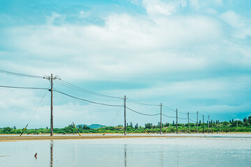 離島に続く電信柱