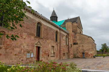 Fototapeta na wymiar Entrée de la cathédrale de Lescar