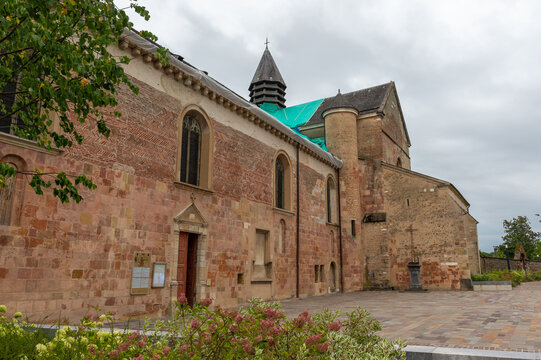 Entr&eacute;e de la cath&eacute;drale de Lescar