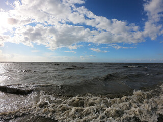 Brandung an der Nordseeküste mit gutem Wetter