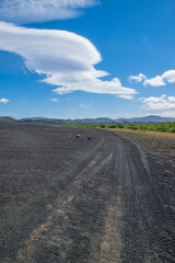 Auf dem Weg zwischen Dimmuborgir und Grjotagja im Norden von Island auf Wegen mit Lava und Tuffstein.
