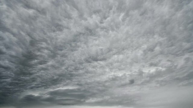 Grauer Wolkenhimmel mit aufziehendem Unwetter mit Starkregen im Zeitraffer