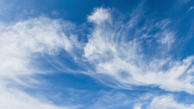 Dichter werdende Eiswolken in gro&szlig;er H&ouml;he im Zeitraffer