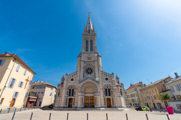 Fototapeta na wymiar Vue extérieure de la cathédrale Notre-Dame-et-Saint-Arnoux, du diocèse catholique de Gap, France, construite à la fin du 19ème siècle dans le style néo-gothique