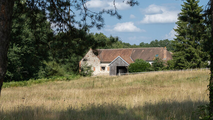 Obraz premium Farm lost in the countryside