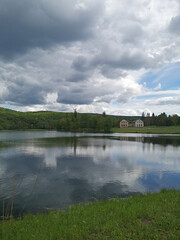 Obraz premium Am Wilhelmsthaler See mit Blick auf das Wilhelmsthaler Schloss
