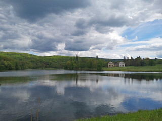 Fototapeta premium Am Wilhelmsthaler See mit Blick auf das Wilhelmsthaler Schloss