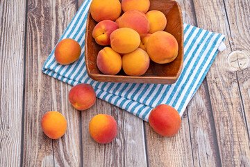 plusieurs abricots dans un plat