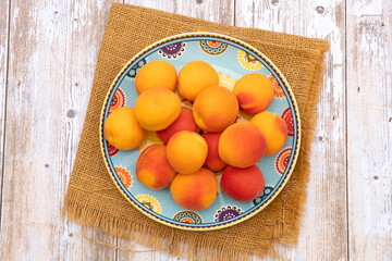 plusieurs abricots dans un plat