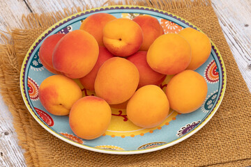 plusieurs abricots dans un plat