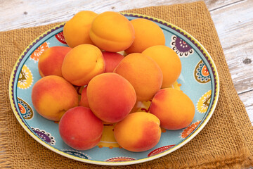 plusieurs abricots dans un plat