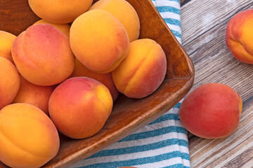 plusieurs abricots dans un plat