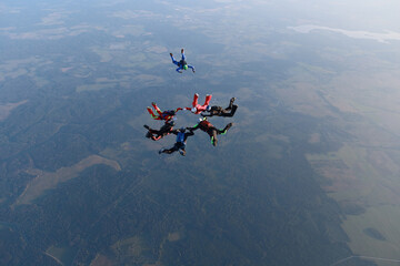 Fototapeta na wymiar Skydiving. A team of skydivers is in the sky.