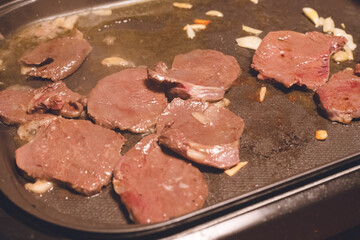 猟師さん捌きたてジビエ蝦夷鹿肉をホットプレートでガーリック焼き