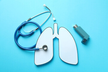 Decorative lungs, stethoscope and inhaler on blue background - obrazy, fototapety, plakaty