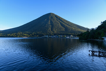 朝の中禅寺湖と男体山