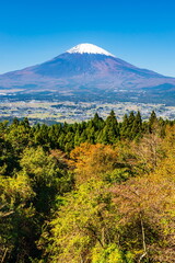 Fototapeta premium 足柄峠から眺める富士山と小山町・御殿場方面の風景 静岡県駿東郡小山町にて