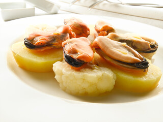 Mejillones con patatas. Mussels with potatoes.