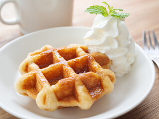 ホイップクリームを添えたベルギーワッフル
