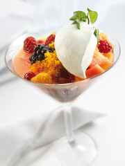 Copa de frutas del bosque con helado de nada sobre fondo blanco. Forest fruit cup with ice cream from nothing on