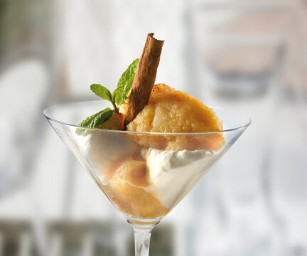 Copa de compota de manzana, helado y canela. Cup of apple compote, ice cream and cinnamon.