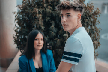 Mujer joven y chico adolescente mirando fijamente con seriedad