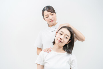 Fototapeta premium エステサロンで頭部をマッサージされる若い女性