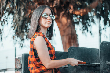 Muchacha joven con gafas y morena cocinando una barbacoa en un parque al aire libre
