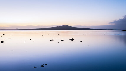 Obraz na płótnie Canvas Tranquillity image of Rangitoto Island at dawn, Milford Beach, Auckland