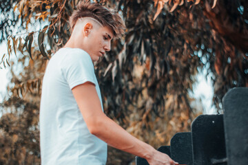 Hombre joven cocinando una barbacoa en un parque al aire libre con amigos