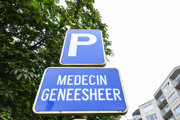 medecin sante health parking mobilite stationnement parking circulation urgence - obrazy, fototapety, plakaty