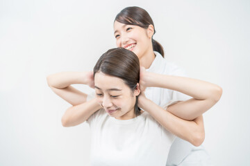 エステサロンでマッサージを受ける若い女性