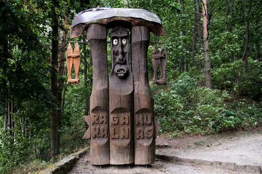 H&ouml;lzerne Skulptur am Beginn des M&auml;rchen- und Sagenpfades am Hexenberg in Joudkrante - Kurische Nehrung, Litauen