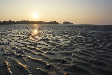 Sonnenuntergang am Meer bei Ebbe in Thailand