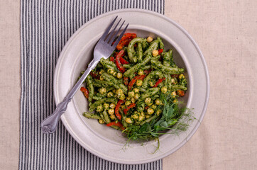 Green pasta with chickpeas, pepper and pesto sauce