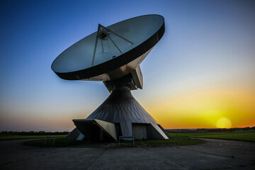 Erdfunkstation, Satellitenschüssel bei Sonnenuntergang,