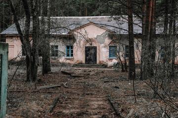 abandoned house in the woods