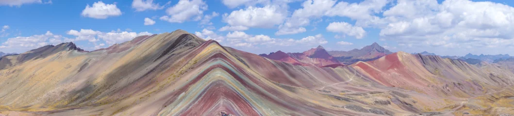 Foto op Plexiglas Vinicunca Rainbow Mountain, is een berg in de Andes van Peru met een hoogte van 5.200 meter boven zeeniveau. Het ligt aan de weg naar de berg Ausangate.