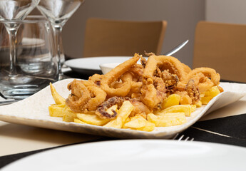 Squid with fries an sauce