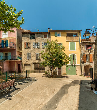 Rue ensoleill&eacute;e &agrave; Manosque, Alpes-de-Haute-Provence, France