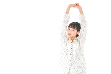 目覚める若い女性