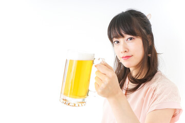 ビールを飲む若い女性 © maroke