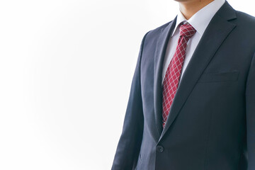 家でテレビを見る女性