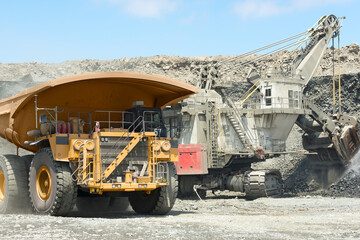Obraz premium Electric rope shovel loading a dump truck
