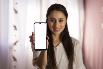 Mujer feliz mostrando celular