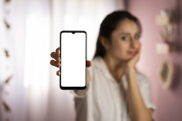 Mujer feliz mostrando celular.