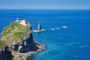 Fototapeta na wymiar 神威岬の崖と岩と海