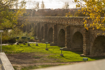 Fototapeta na wymiar Puente sobre el Río Tormes en la ciudad de Salamanca, comunidad autonoma de Castilla Leon, pais de España o Spain